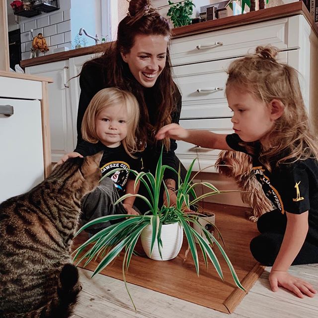 Dbajmy o siebie nawzajem. O swoich bliskich. O zwierzęta które mamy. O rośliny. 🌱
.
Niedawno jedna z naszych obserwatorek myślała, że kupiliśmy sobie psa. Rzadko tutaj wstawiamy zdjęcia w naszym pełnym składzie, dlatego dziś zaprosiliśmy na fotkę naszą sunię- Bubę oraz kotkę- Makówę 🐕🐈 A Wy? Wiedzieliście, że mamy zwierzaki czy właśnie się dowiedzieliście? .
.
#rodzina#polskarodzina#kocham#mojecórki#córki#jestembojestes#mamadwojki#mama#familytime#niedziela#lazysunday#wdomunajlepiej#wdomu#naszedomowepielesze#zwierzaki