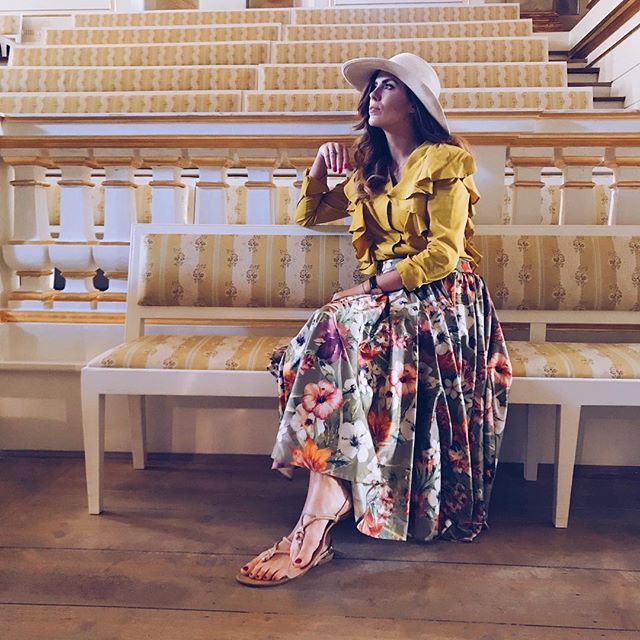 Dziś przychodzę do Was z fragmentem cudnej książki Joanny @manufaktura_splotow ❤️
.
.
„Uwaga! Zaczynam opowiastkę. W sobotę byliśmy w restauracji na obiedzie. Obok nas siedziały trzy młode dziewczyny, dwie z nich dzieliły się z trzecią wrażeniami z imprezy, w której ta ostatnia, wyraźnie tym strapiona, nie uczestniczyła. A opowieść przebiegła miej więcej tak: „Ewka jest beznadziejna, Kaśka głupia, Kamila nie ma gustu, Piotrek jest wredny, a Iza- widziałaś, jak ona się ubrała? No za grosz smaku”. I kiedy tak dolatywały do mnie te słowa, przypominałam sobie, że kiedyś też rozmawiałam z innymi w ten sposób. Kiedyś- zanim pojęłam, że każde zdanie o innym człowieku odpycha mnie od niego, oddala, mimo, że jeszcze go nie poznałam ani nie zrozumiałam. Carl Gustav Jung mówił: „Rozumienie jest bardzo trudne, dlatego większość ludzi zamiast rozumieć- tylko ocenia”. Od czasu, gdy miałam dwadzieścia lat i tak łatwo ferowałam wyroki na temat innych, minął jakiś rok świetlny. Bardzo wiele przeszłam: i zdarzeń, i myśli, i ewolucji w mojej głowie. Dziś wiem o sobie, że lubię ludzi, i mam pewność, że krzywdzę ich powierzchownymi ocenami. Kiedy widzę jakieś zachowanie człowieka, staram się zastanowić, z czego ono wynika, co się takiego wydarzyło, że właśnie tak reaguje, że właśnie tak myśli i czuje, że tak traktuje innych. Wiem już, że wiele osób, które nie wyrwały się z szablonu ludzi oceniających, nie ufa samym sobie, nie mogą więc tez ufać w to, że ta okropnie i bez gustu ubrana dziewczyna może być wartościowym człowiekiem, który pozytywnie wpłynie na ich życie. Z tą wiedzą jakoś lekko mi się stąpa między ludźmi. Zauważam wokół siebie osoby o pięknych uśmiechach, ze smukłym dłońmi, o spojrzeniach anioła i szyi ubranej w cudną apaszkę. Posyłam im uśmiech, a oni patrzą na mnie radośnie. Dziś też tak będzie, jestem pewna.”
.
.
Uprzedzając pytania: koszula i spódnica od @tovafashion ❤️
.
.
#ootd#style#stylizacja#fashionstyle#moda#instadziewczyna#polishgirl#teatr#tova#czwartek#stylówka#pancia Dziś przychodzę do Was z fragmentem cudnej książki Joanny @manufaktura_splotow ❤️
.
.
„Uwaga! Zaczynam opowiastkę. W sobotę byliśmy w restauracji na obiedzie. Obok nas siedziały trzy młode dziewczyny, dwie z nich dzieliły się z trzecią wrażeniami z imprezy, w której ta ostatnia, wyraźnie tym strapiona, nie uczestniczyła. A opowieść przebiegła miej więcej tak: „Ewka jest beznadziejna, Kaśka głupia, Kamila nie ma gustu, Piotrek jest wredny, a Iza- widziałaś, jak ona się ubrała? No za grosz smaku”. I kiedy tak dolatywały do mnie te słowa, przypominałam sobie, że kiedyś też rozmawiałam z innymi w ten sposób. Kiedyś- zanim pojęłam, że każde zdanie o innym człowieku odpycha mnie od niego, oddala, mimo, że jeszcze go nie poznałam ani nie zrozumiałam. Carl Gustav Jung mówił: „Rozumienie jest bardzo trudne, dlatego większość ludzi zamiast rozumieć- tylko ocenia”. Od czasu, gdy miałam dwadzieścia lat i tak łatwo ferowałam wyroki na temat innych, minął jakiś rok świetlny. Bardzo wiele przeszłam: i zdarzeń, i myśli, i ewolucji w mojej głowie. Dziś wiem o sobie, że lubię ludzi, i mam pewność, że krzywdzę ich powierzchownymi ocenami. Kiedy widzę jakieś zachowanie człowieka, staram się zastanowić, z czego ono wynika, co się takiego wydarzyło, że właśnie tak reaguje, że właśnie tak myśli i czuje, że tak traktuje innych. Wiem już, że wiele osób, które nie wyrwały się z szablonu ludzi oceniających, nie ufa samym sobie, nie mogą więc tez ufać w to, że ta okropnie i bez gustu ubrana dziewczyna może być wartościowym człowiekiem, który pozytywnie wpłynie na ich życie. Z tą wiedzą jakoś lekko mi się stąpa między ludźmi. Zauważam wokół siebie osoby o pięknych uśmiechach, ze smukłym dłońmi, o spojrzeniach anioła i szyi ubranej w cudną apaszkę. Posyłam im uśmiech, a oni patrzą na mnie radośnie. Dziś też tak będzie, jestem pewna.”
.
.
Uprzedzając pytania: koszula i spódnica od @tovafashion ❤️
.
.
#ootd#style#stylizacja#fashionstyle#moda#instadziewczyna#polishgirl#teatr#tova#czwartek#stylówka#pancia