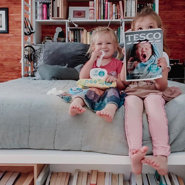 Jestem ciekawa czy to się kiedyś kończy? Czy przychodzi taki moment w którym nasze młodsze dziecko nie pragnie mieć mniejszego od siebie rodzeństwa? Kiedy przestaje nas  pytać o to, czy może mieć w domu dzidziusia? Oczywiście nie chodzi o lalkę 🙈 Jak to jest u Was w domach? Dzieciaki pytają? 
Helena na pytanie Hanki robi takie oczy jak na zdjęciu 😂🙈 Ona zdecydowanie nie chce już rodzeństwa (ciekawe czemu 😂)
Ostatnio pokazywałam Wam gazetkę Tesco- ta okładka jest rozczulająca, jednak samo parzenie na noworodka mi wystarczy 😂
.
.
Jak chcecie dowiedzieć się czegoś o kosmetykach dla dzieci Tesco- serii Fred&Flo w relacjach wyróżnionych znajdziecie więcej info ✌️
.
.
Dobrego wieczoru- o ile Wasze dzieci już śpią 😉 Kto jest tym szczęściarzem? .
.
#tescobabymagazyn #tescobaby #instarodzic#instamama #fred&flo#instamatki#mamadwojki#mojewszystko#mojecórki#kocham#wszystkocomam#tesco#córeczki#kochamnajmocniej
