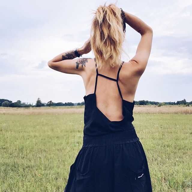 Dostaje od Was całą masę przemiłych wiadomości. Piszecie mi, że za mną tęsknicie, że brakuje Wam moich pogadanek, że codziennie zaglądałyście by posłuchać co tam u nas słychać. To jest takie miłe.❤️ Choć wiem o tym, że są tu i tacy którzy codziennie zaglądają tylko po to by obgadać, obrazić, napisać coś nieprawdziwego, by wbić mi szpilkę najboleśniej jak potrafią. Mimo, że zdaję sobie sprawę z tego, że nie ma na na tym świecie osoby którą lubią wszyscy, ba- sama nawet mówiłam o tym, że nie każdy musi mnie lubić- to jednak nieprawda której słuchamy na swój temat potrafi zaboleć. Dziwi i zastanawia mnie tylko to po co ludzie sobie to robią? 🤔
.
Dziękuje raz jeszcze za Wasze wiadomości, musicie jednak też spróbować zrozumieć mnie. Potrzebuje chwili dla siebie. Zresztą tak jak mówiłam ja się nigdzie nie wybieram. Zdecydowanie więcej spotyka mnie tutaj dobra niż zła, na tym wolę się skupić 😀
.
.
#rozkminy#polskajestpiekna#polskadziewczyna#polishgirl#instagirl#dziewczyna#ootd#bloggerstyle#sexylook Dostaje od Was całą masę przemiłych wiadomości. Piszecie mi, że za mną tęsknicie, że brakuje Wam moich pogadanek, że codziennie zaglądałyście by posłuchać co tam u nas słychać. To jest takie miłe.❤️ Choć wiem o tym, że są tu i tacy którzy codziennie zaglądają tylko po to by obgadać, obrazić, napisać coś nieprawdziwego, by wbić mi szpilkę najboleśniej jak potrafią. Mimo, że zdaję sobie sprawę z tego, że nie ma na na tym świecie osoby którą lubią wszyscy, ba- sama nawet mówiłam o tym, że nie każdy musi mnie lubić- to jednak nieprawda której słuchamy na swój temat potrafi zaboleć. Dziwi i zastanawia mnie tylko to po co ludzie sobie to robią? 🤔
.
Dziękuje raz jeszcze za Wasze wiadomości, musicie jednak też spróbować zrozumieć mnie. Potrzebuje chwili dla siebie. Zresztą tak jak mówiłam ja się nigdzie nie wybieram. Zdecydowanie więcej spotyka mnie tutaj dobra niż zła, na tym wolę się skupić 😀
.
.
#rozkminy#polskajestpiekna#polskadziewczyna#polishgirl#instagirl#dziewczyna#ootd#bloggerstyle#sexylook