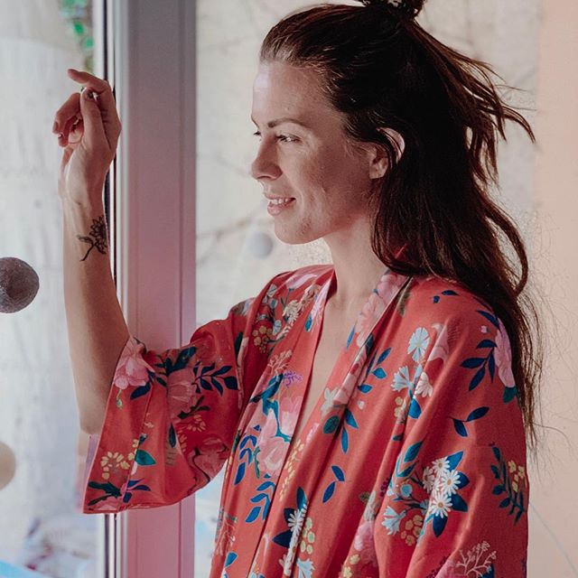 Jak wiecie, kilka dni temu wybrałam się do @klinikaestell W rozmowie lekarz medycyny estetycznej dr Krzysztof Jakubowski (cudowny lekarz) potwierdził moje przypuszczenia - w moim wieku sam krem niewiele już zdziała. Nie chciałam jednak być nienaturalnie naciągnięta, bo tak naprawdę lubię swoją twarz i nie chcę jej zmieniać, a jedynie poprawić jej wygląd. Zależało mi na bardzo naturalnym efekcie wypoczętej i promiennej skóry. Dlatego właśnie zdecydowałam się na zabieg Restylane SkinBooster. Zabieg poprawia jędrności skóry, nawilża, spłyca zmarszczki, odbudowuje strukturę i gęstość skóry oraz wyrównuje jej koloryt. Restylane to wysokiej jakości, bezpieczny preparat do zabiegu wypełniającego z kwasem hialuronowym, o wszechstronnym działaniu odmładzającym i rewitalizującym. O samym preparacie możemy przeczytać: „Stosowany przy wypełnianiu drobnych zmarszczek i bruzd, korygowaniu skóry okolic oczu, modelowaniu konturu twarzy, ujędrnianiu i poprawie napięcia skóry, powiększaniu i modelowaniu ust. Bezpieczeństwo i skuteczność Restylane została potwierdzona w badaniach na całym świecie. Preparat, jako jeden z niewielu produktów medycyny estetycznej, został zatwierdzony przez Amerykańską Agencję ds. Żywności i Leków - FDA, znana z rygorystycznych przepisów, przyznających zezwolenia. Wielokrotnie nagradzany w Polsce i na świecie, ostatnio specjalną "Perłą Dermatologii Estetycznej" Stowarzyszenia Lekarzy i Dermatologów Estetycznych.” Po kilku dniach od zabiegu w klinice zauważyłam, że moja skóra jest napięta, nawilżona i zdecydowanie jędrniejsza. Widzę to chociażby podczas wykonywania makijażu, który zajmuje teraz zdecydowanie mniej czasu. Podkład nakłada się dużo łatwiej, szybciej i bardziej równomiernie. Na pewno za jakiś czas powtórzę zabieg. Ciekawa jestem, jakie zabiegi stosujecie Wy - dziewczyny, które zaglądacie na mój profil? Czy zatrzymałyście się na etapie kremów czy poszłyście o krok dalej? Chętnie się dowiem i poczytam, może się zainspiruję. Oczywiście, jeśli znajdą się wśród Was odważne, które będą chciały podzielić się ze mną swoim doświadczeniem.
C.d w komentarzu 👇