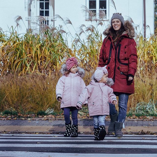 Założyłam dziś w biegu kurtkę z zeszłorocznej zimy (nie, nie tą ze zdjęcia), wbiegając do metra, wsadziłam rękę do kieszeni w poszukiwaniu monet na zakup biletu. Monet nie znalazłam ale znalazłam za to opakowanie cukierków.. Spojrzałam na datę ważności, by upewnić się, że są Ok. Wsunęłam jednego do ust.. W tym momencie zapomniałam o tym jaki poranek zgotowały nam nasze córki. Swoją drogą na tym zdjęciu wyglądające jak dwa chodzące anioły 😂🙈. Tak, cukierek zrobił mi dzień. I nie, nie jest to reklama cukierka 😂 Chwilę wcześniej wypiłam kawę, stojąc już w butach i kurtce. Niczym nie przypominało to kawy ze zdjęć jakie kiedyś tu zdarzało mi się wrzucić. Po tej szybkiej kawie czułam że mnie suszy i mam „kapcia” w buzi. Pewnie znacie to uczucie? Dlatego ten cukierek w tym momencie był idealny ❤️
Pięknego dnia Wam życzę, dnia w którym odkryjecie radość z takich drobnych rzeczy 😉
.
.
#czwartek#mamadwojki#mumof2#kocham#jestembojestes#zakręcona##mojedzieci#wdzięczność#miłegodnia